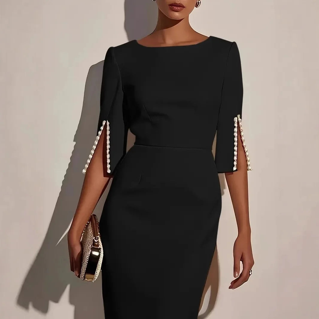 Robe Élégante à Manches Fendues Ornées de Perles